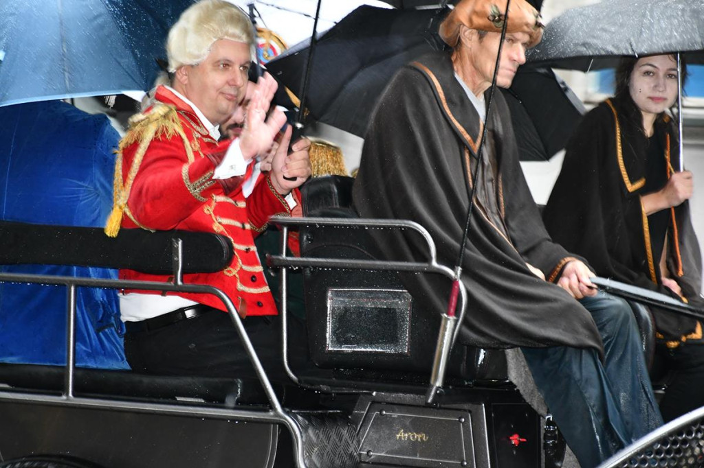 Z parasolami, w kurtkach przeciwdeszczowych  [FOTO]