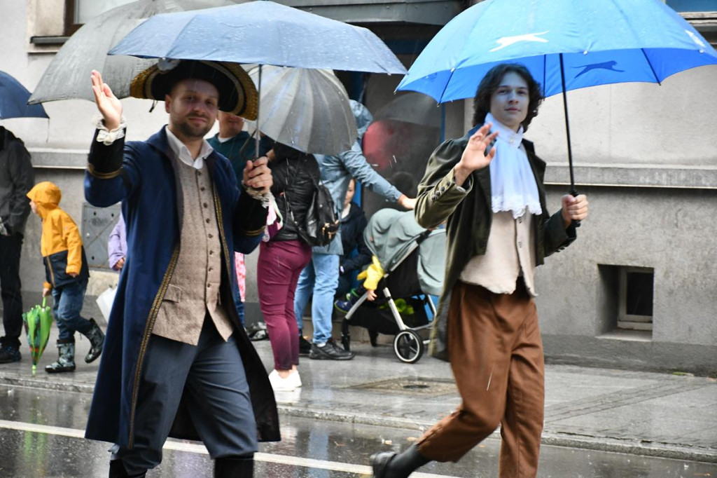 Z parasolami, w kurtkach przeciwdeszczowych  [FOTO]