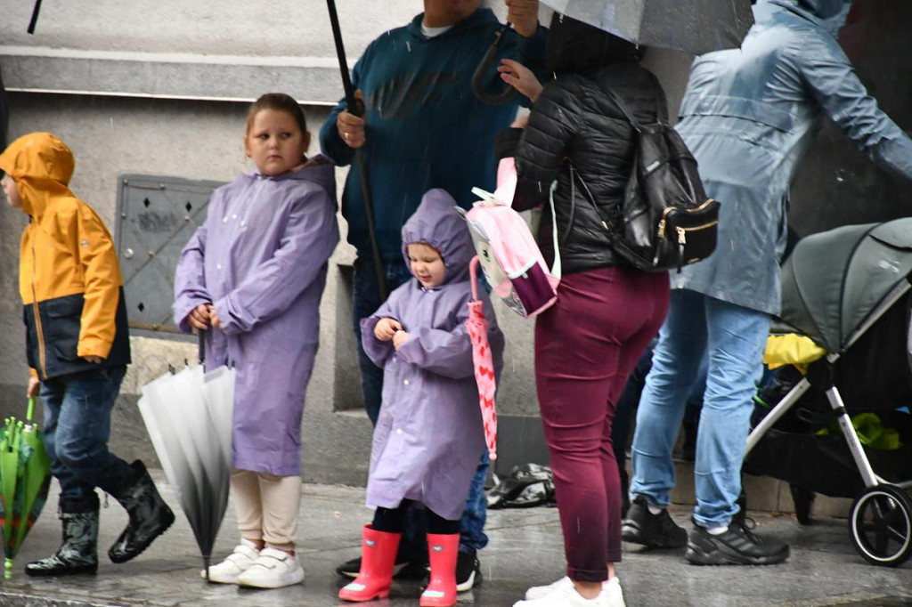 Z parasolami, w kurtkach przeciwdeszczowych  [FOTO]