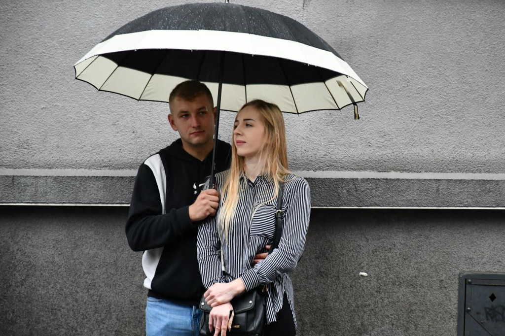 Z parasolami, w kurtkach przeciwdeszczowych  [FOTO]