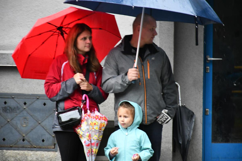 Z parasolami, w kurtkach przeciwdeszczowych  [FOTO]