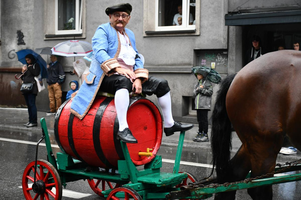 Z parasolami, w kurtkach przeciwdeszczowych  [FOTO]