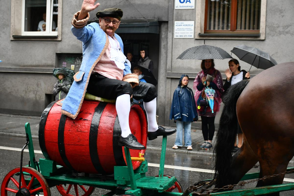 Z parasolami, w kurtkach przeciwdeszczowych  [FOTO]