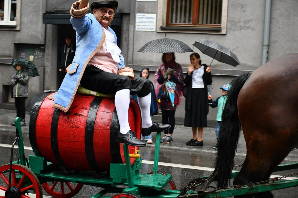 Z parasolami, w kurtkach przeciwdeszczowych  [FOTO]