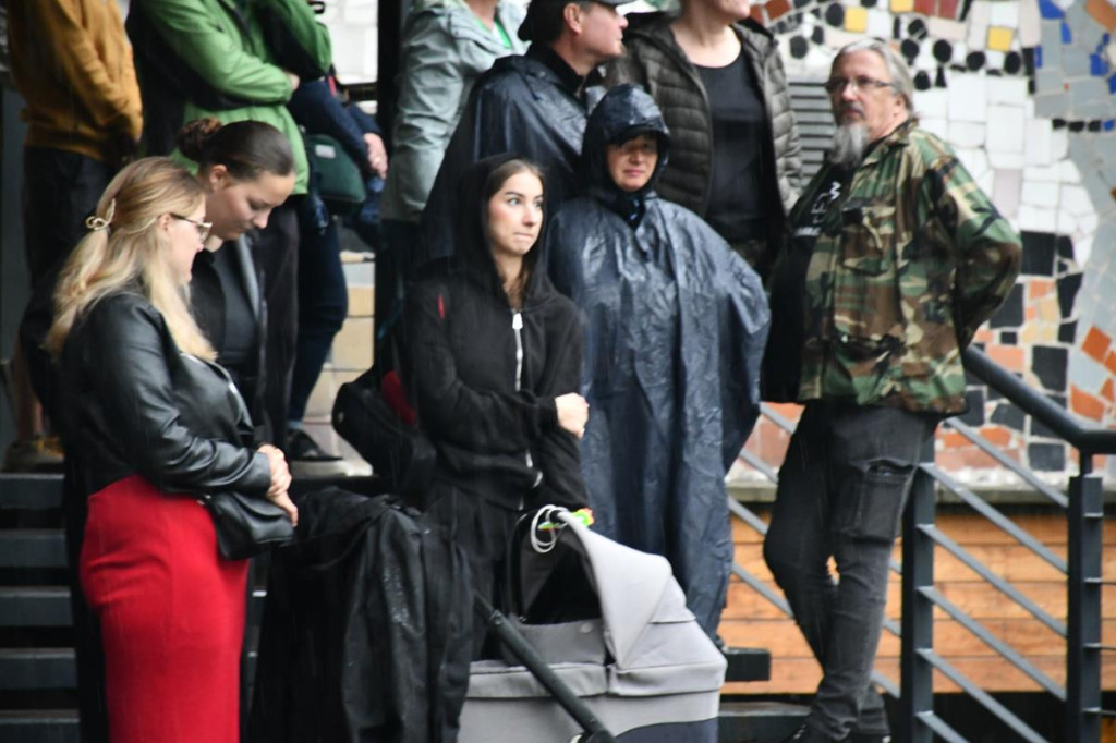 Z parasolami, w kurtkach przeciwdeszczowych  [FOTO]