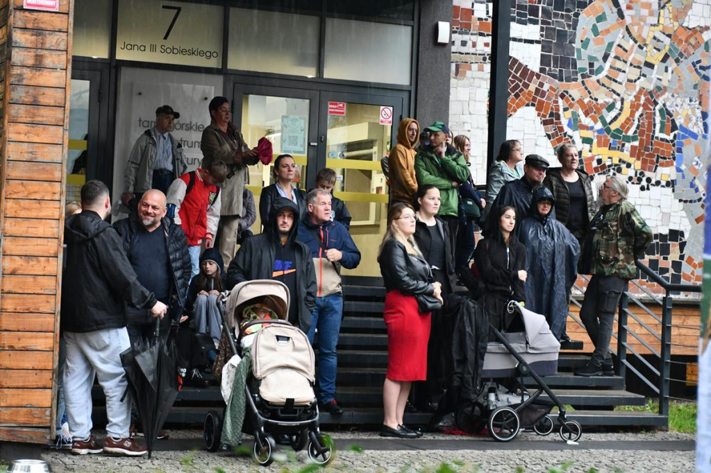 Z parasolami, w kurtkach przeciwdeszczowych  [FOTO]