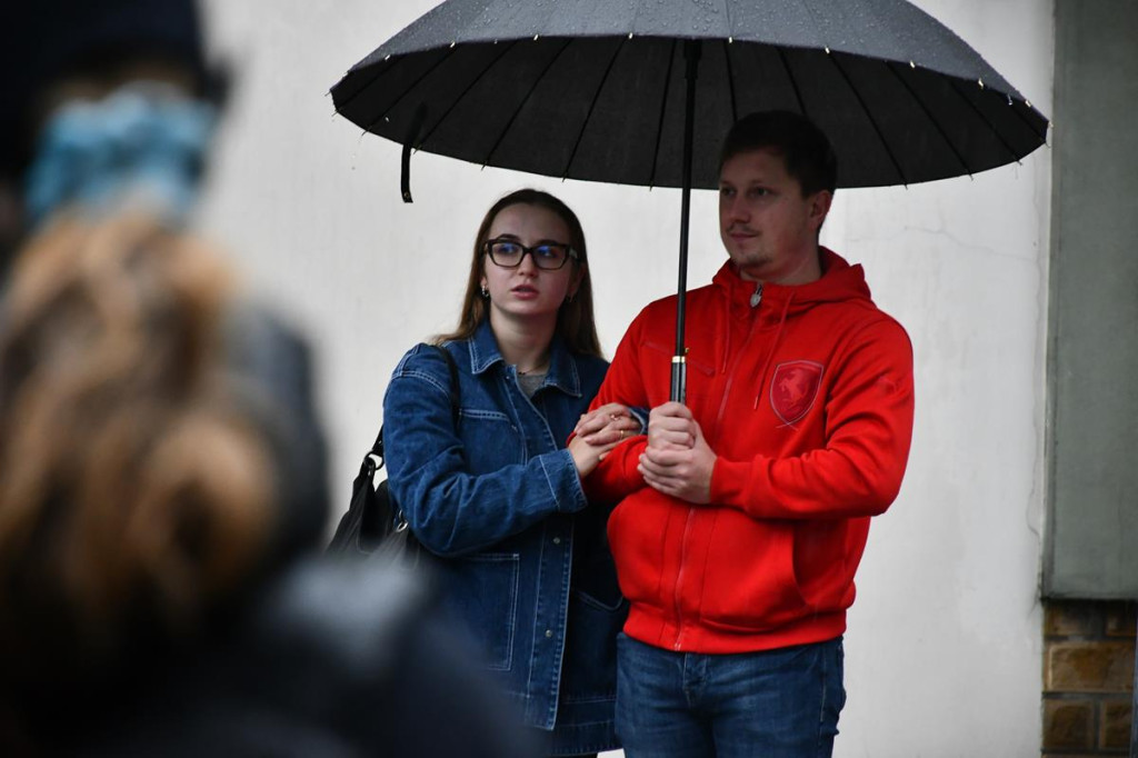 Z parasolami, w kurtkach przeciwdeszczowych  [FOTO]