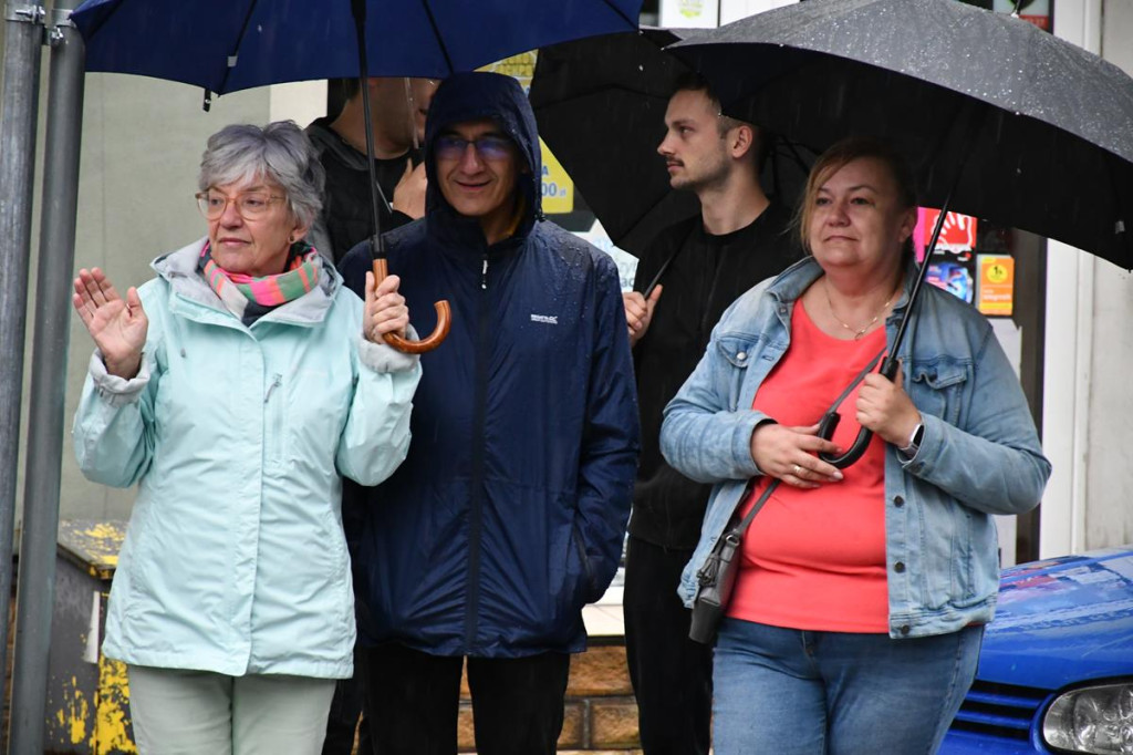 Z parasolami, w kurtkach przeciwdeszczowych  [FOTO]