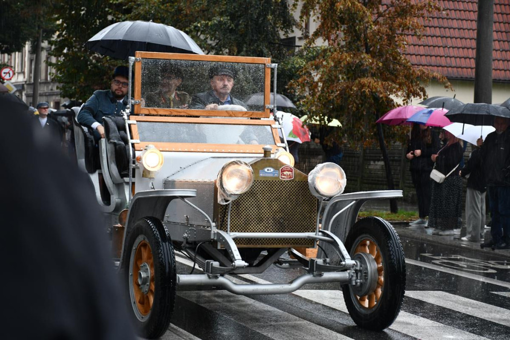 Z parasolami, w kurtkach przeciwdeszczowych  [FOTO]