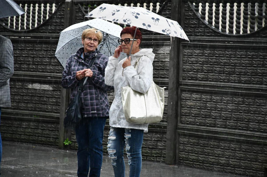 Z parasolami, w kurtkach przeciwdeszczowych  [FOTO]