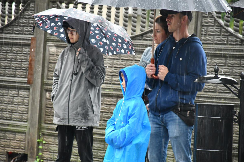 Z parasolami, w kurtkach przeciwdeszczowych  [FOTO]