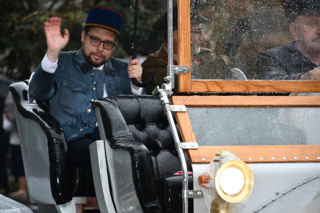 Z parasolami, w kurtkach przeciwdeszczowych  [FOTO]