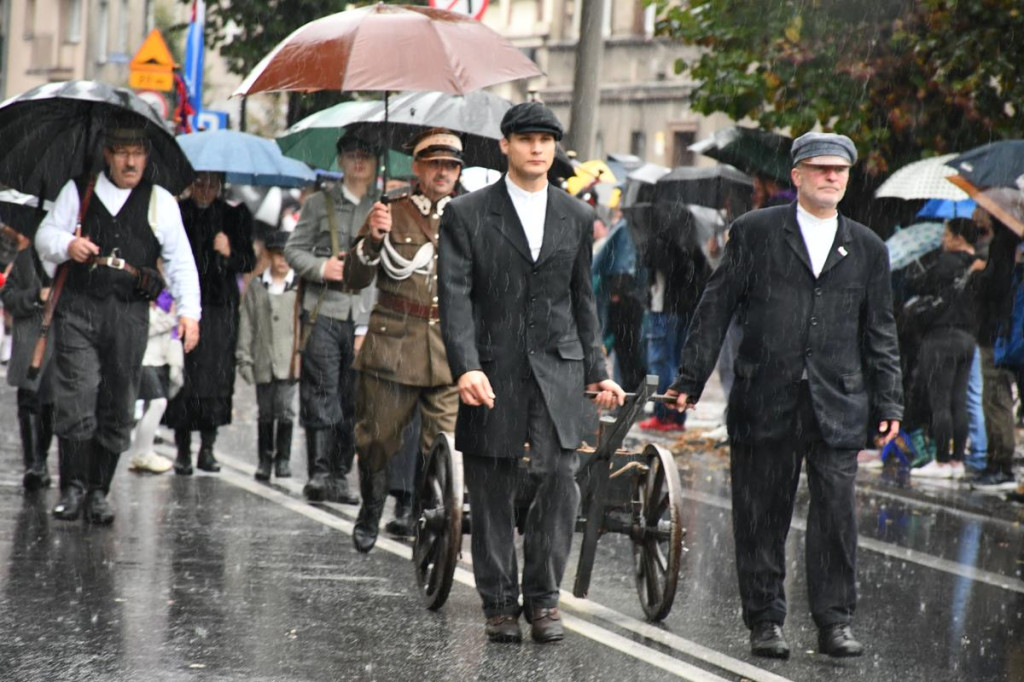 Z parasolami, w kurtkach przeciwdeszczowych  [FOTO]