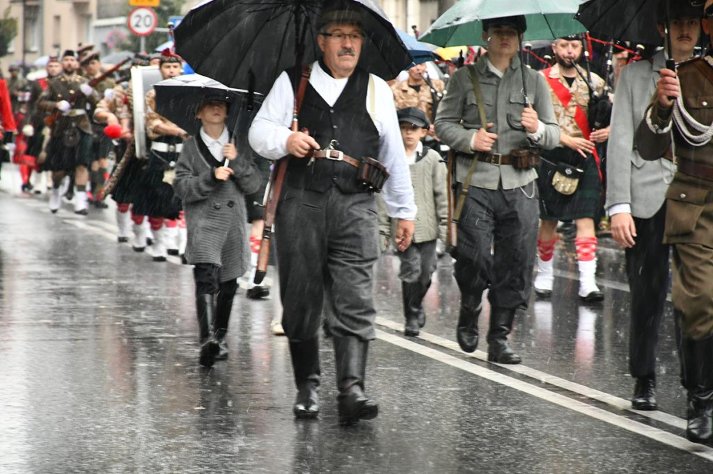 Z parasolami, w kurtkach przeciwdeszczowych  [FOTO]