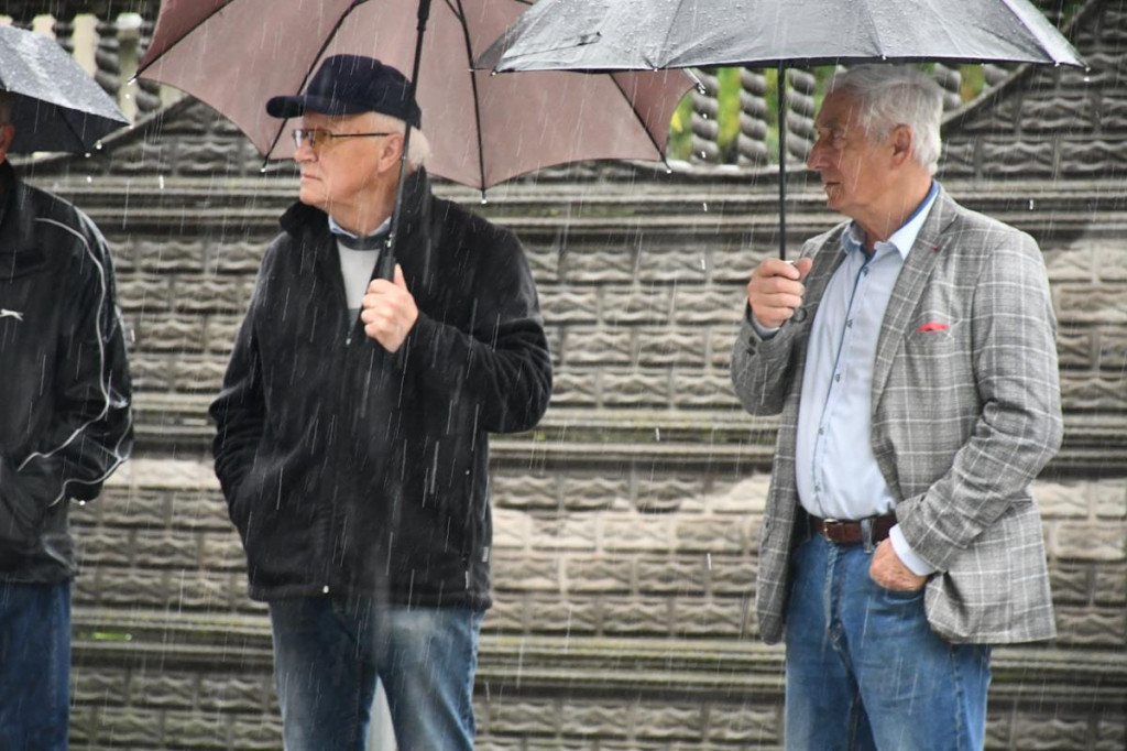 Z parasolami, w kurtkach przeciwdeszczowych  [FOTO]