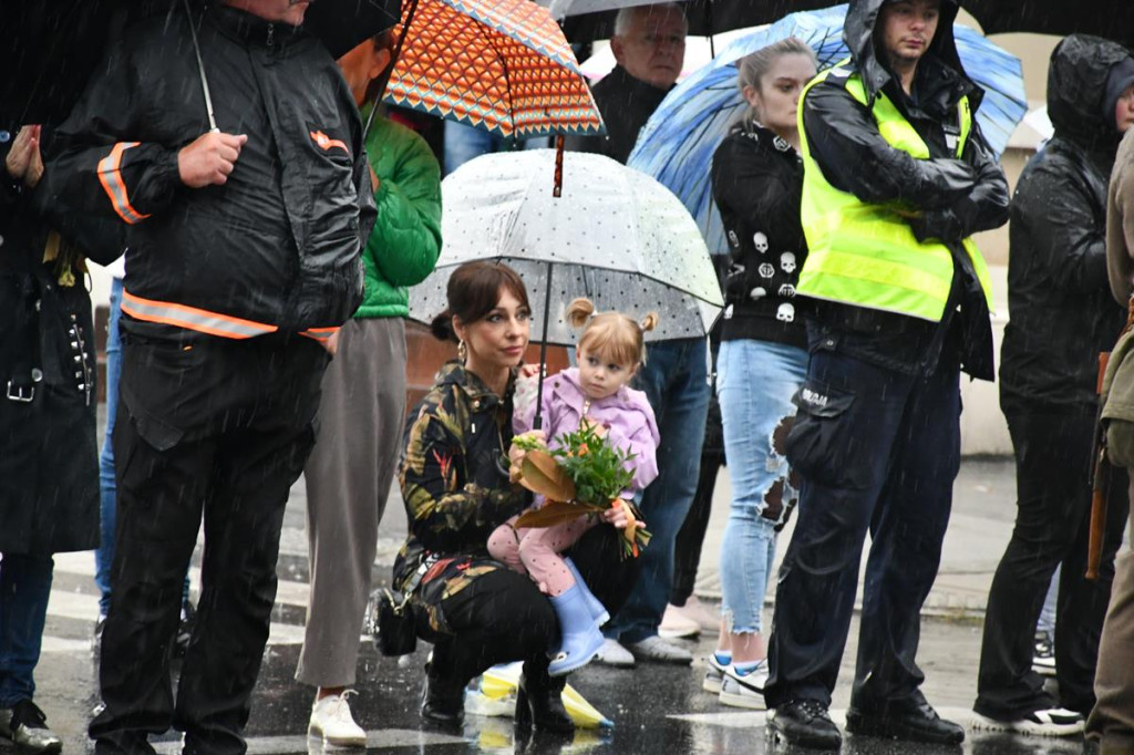 Z parasolami, w kurtkach przeciwdeszczowych  [FOTO]