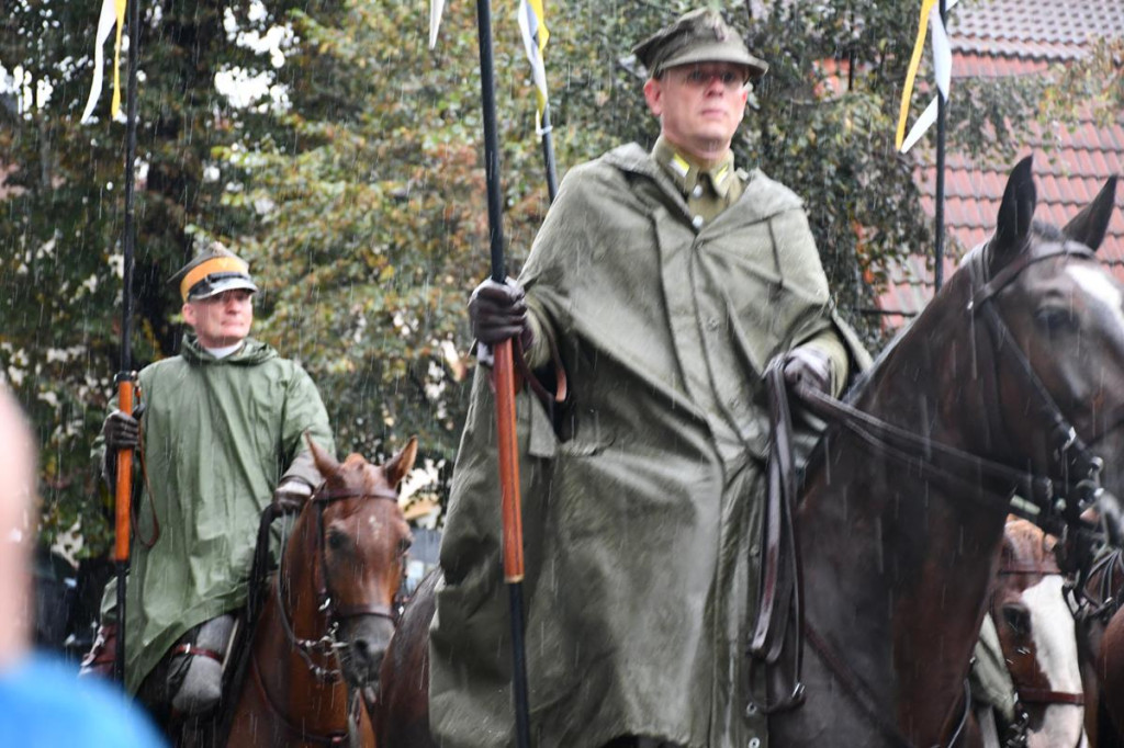 Z parasolami, w kurtkach przeciwdeszczowych  [FOTO]