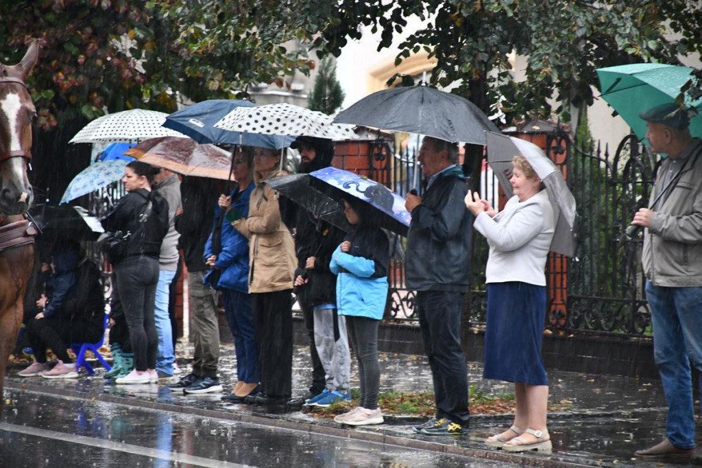 Z parasolami, w kurtkach przeciwdeszczowych  [FOTO]
