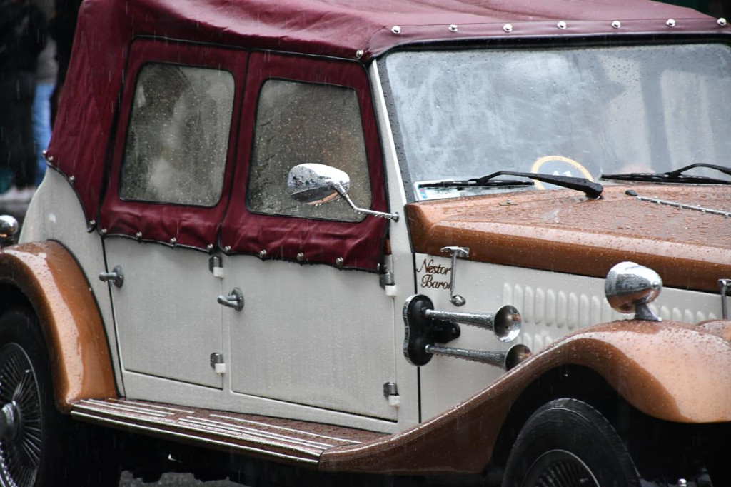 Z parasolami, w kurtkach przeciwdeszczowych  [FOTO]