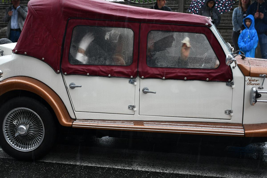 Z parasolami, w kurtkach przeciwdeszczowych  [FOTO]