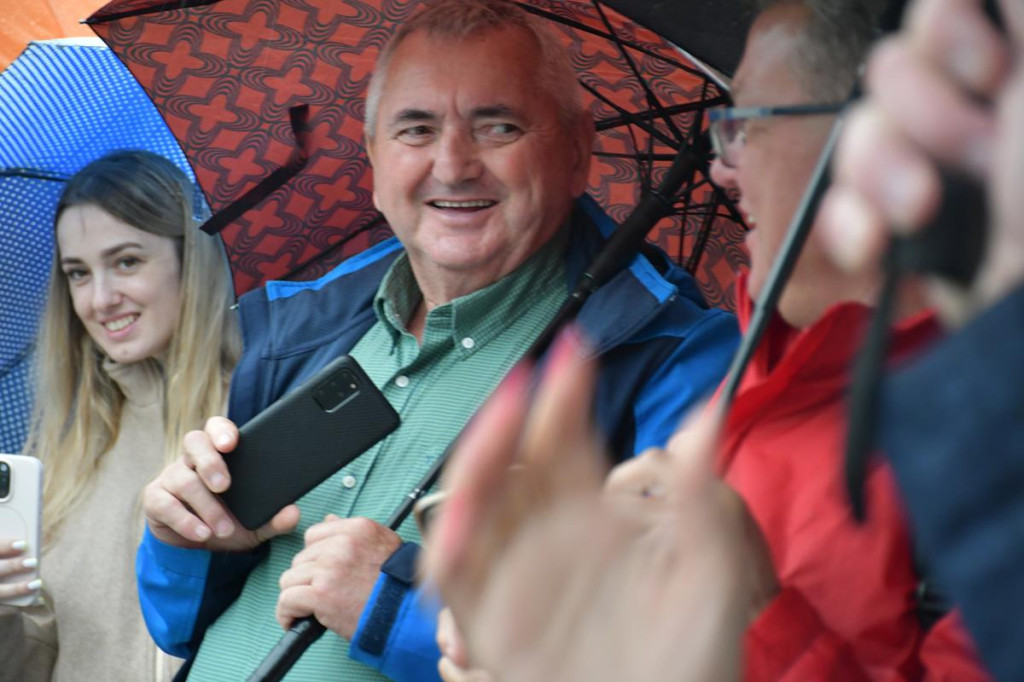 Z parasolami, w kurtkach przeciwdeszczowych  [FOTO]