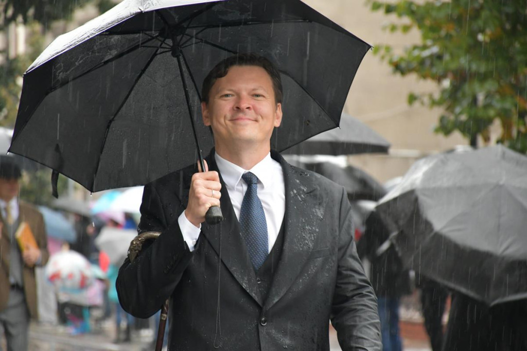 Z parasolami, w kurtkach przeciwdeszczowych  [FOTO]