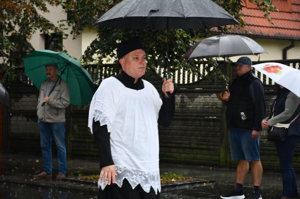 Z parasolami, w kurtkach przeciwdeszczowych  [FOTO]