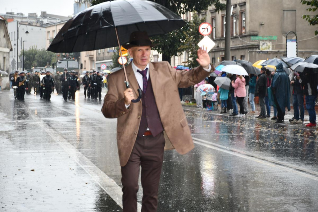 Z parasolami, w kurtkach przeciwdeszczowych  [FOTO]