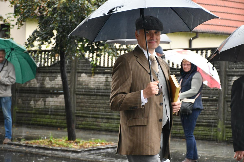 Z parasolami, w kurtkach przeciwdeszczowych  [FOTO]