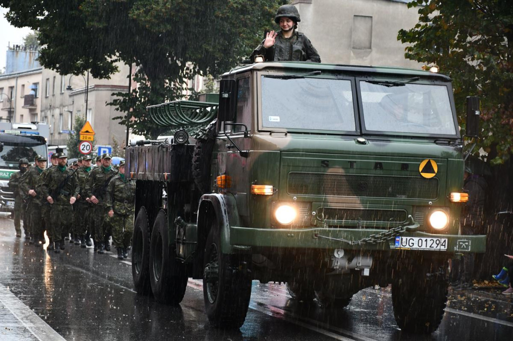 Z parasolami, w kurtkach przeciwdeszczowych  [FOTO]