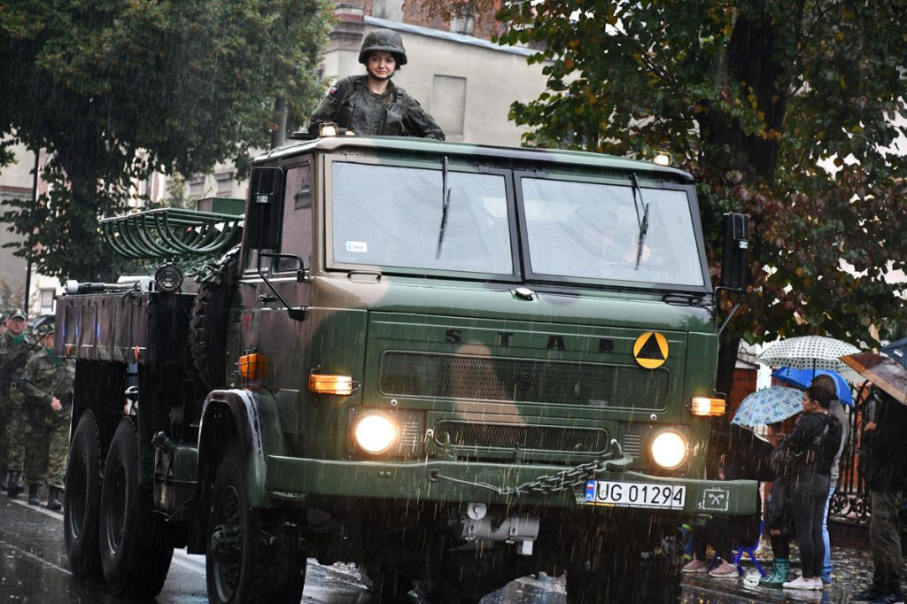 Z parasolami, w kurtkach przeciwdeszczowych  [FOTO]