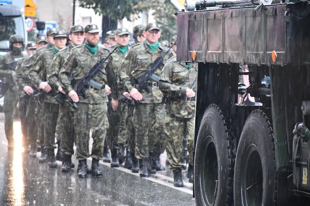 Z parasolami, w kurtkach przeciwdeszczowych  [FOTO]