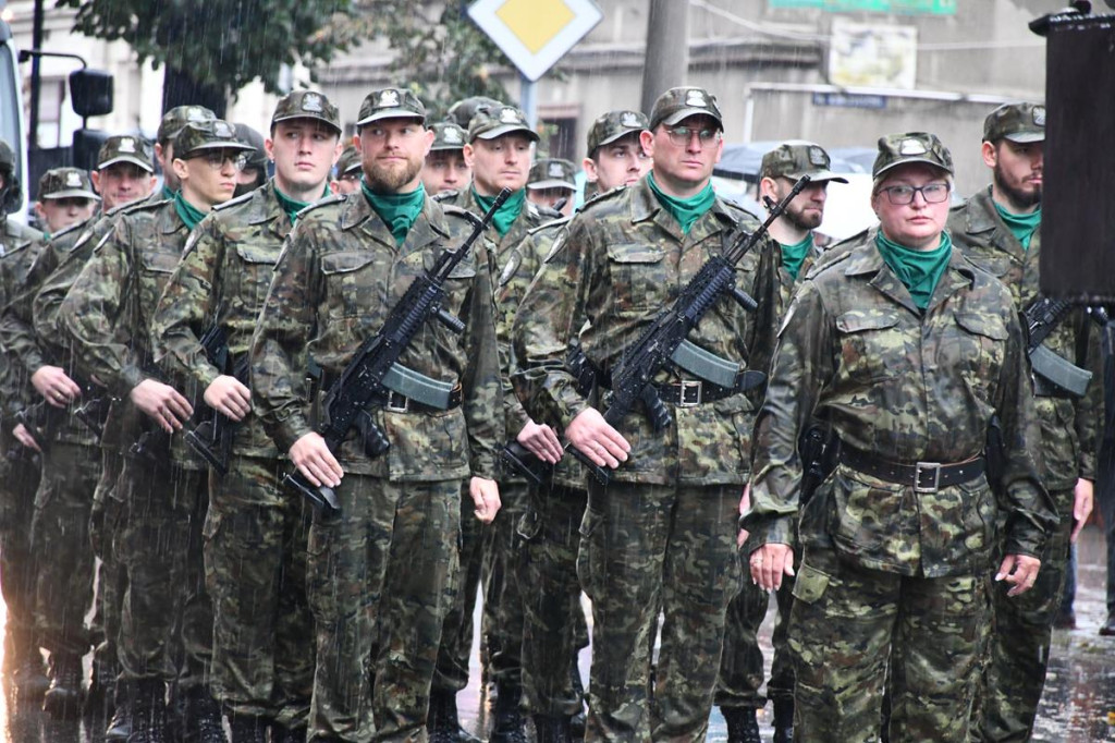 Z parasolami, w kurtkach przeciwdeszczowych  [FOTO]