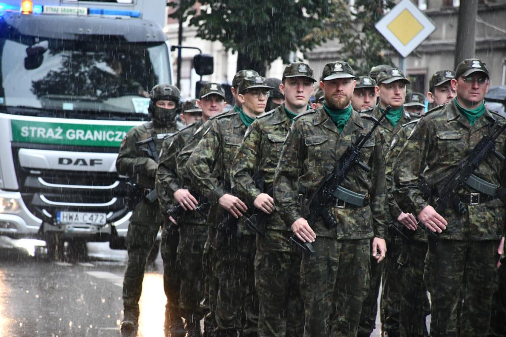 Z parasolami, w kurtkach przeciwdeszczowych  [FOTO]