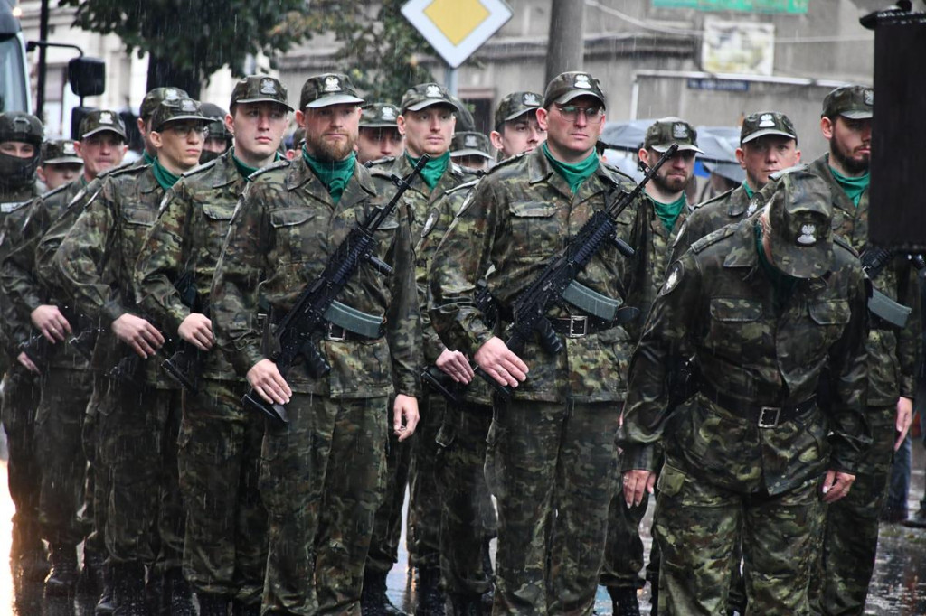 Z parasolami, w kurtkach przeciwdeszczowych  [FOTO]