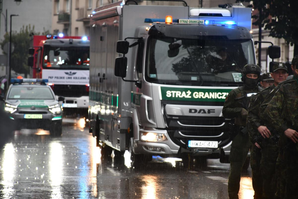 Z parasolami, w kurtkach przeciwdeszczowych  [FOTO]