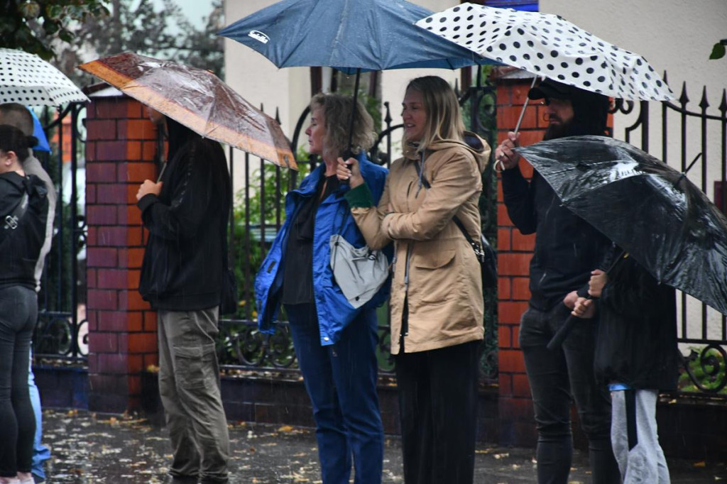 Z parasolami, w kurtkach przeciwdeszczowych  [FOTO]