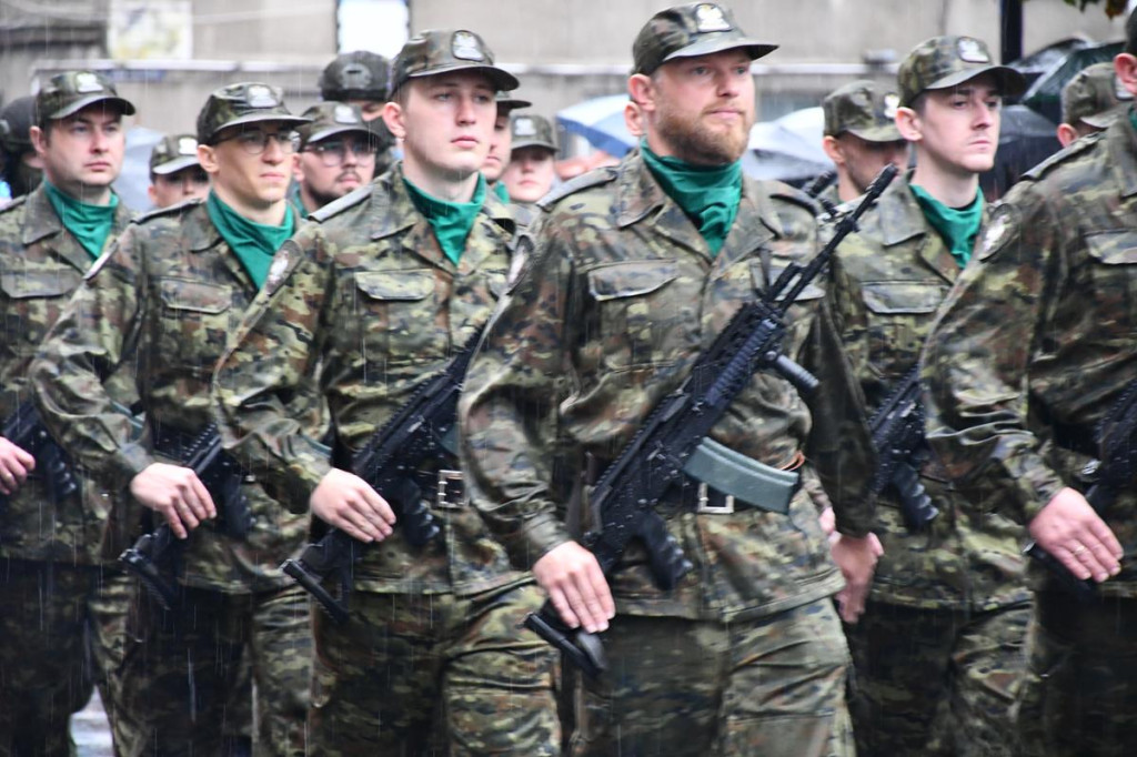 Z parasolami, w kurtkach przeciwdeszczowych  [FOTO]