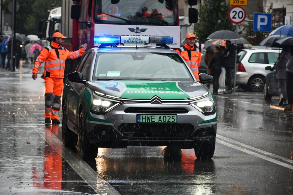 Z parasolami, w kurtkach przeciwdeszczowych  [FOTO]