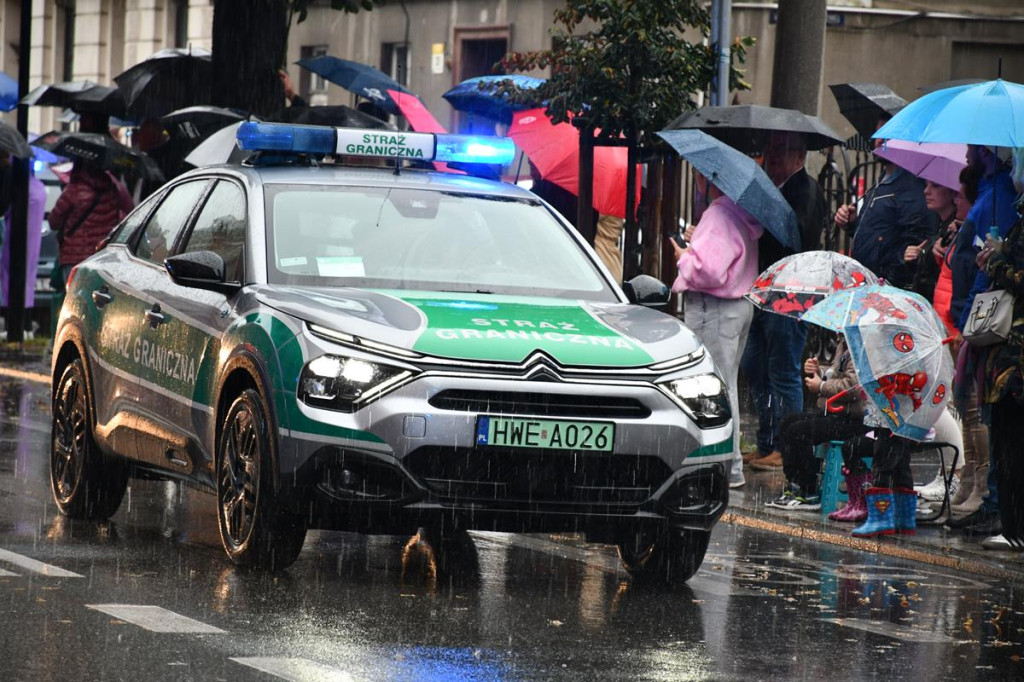 Z parasolami, w kurtkach przeciwdeszczowych  [FOTO]