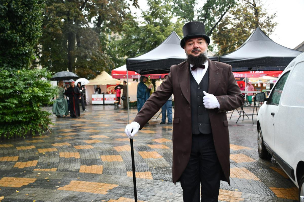 Z parasolami, w kurtkach przeciwdeszczowych  [FOTO]