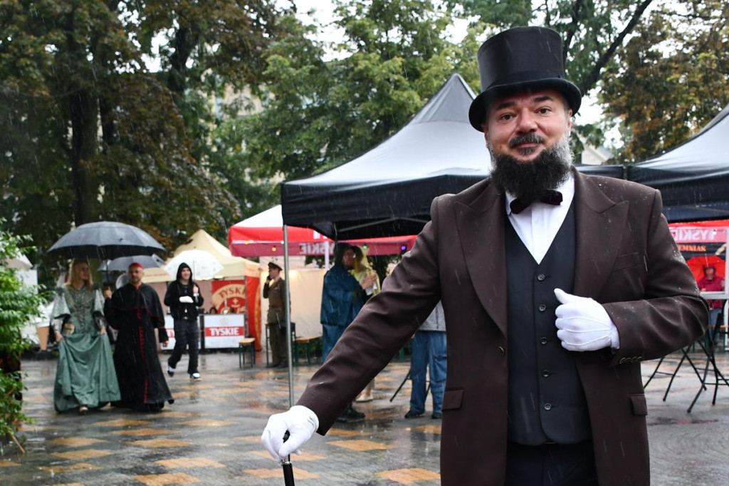 Z parasolami, w kurtkach przeciwdeszczowych  [FOTO]