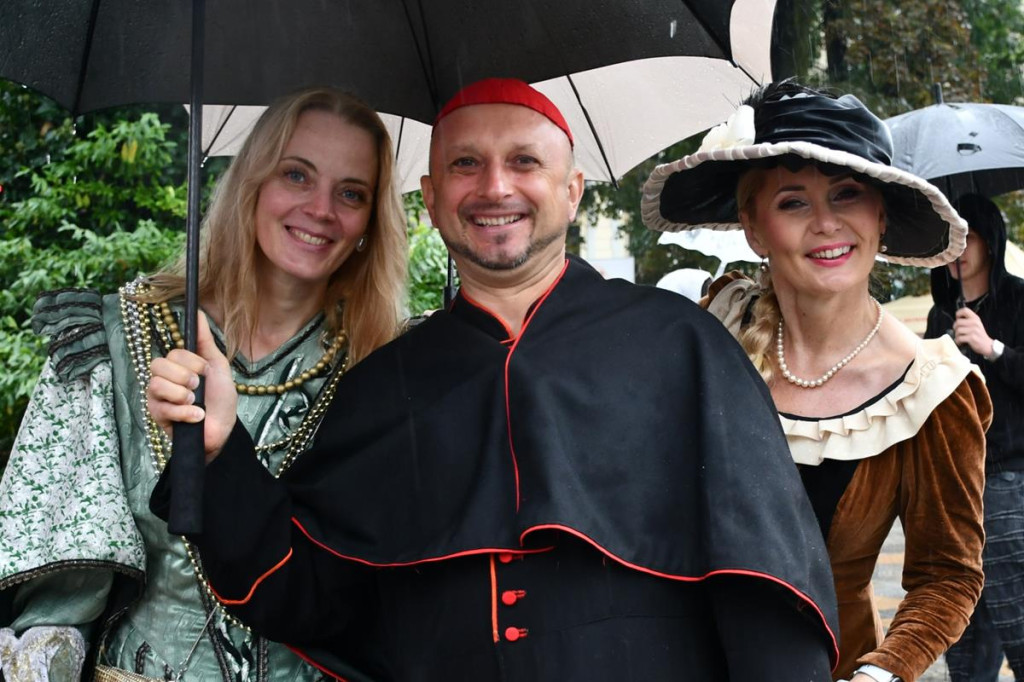 Z parasolami, w kurtkach przeciwdeszczowych  [FOTO]