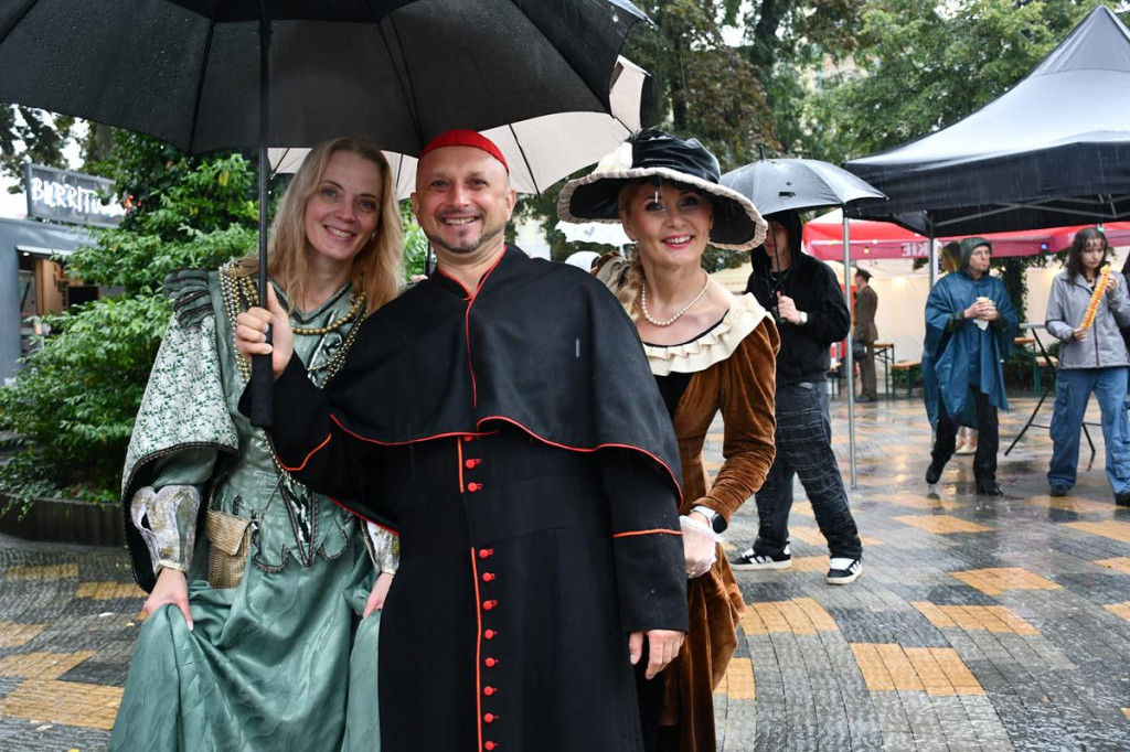 Z parasolami, w kurtkach przeciwdeszczowych  [FOTO]