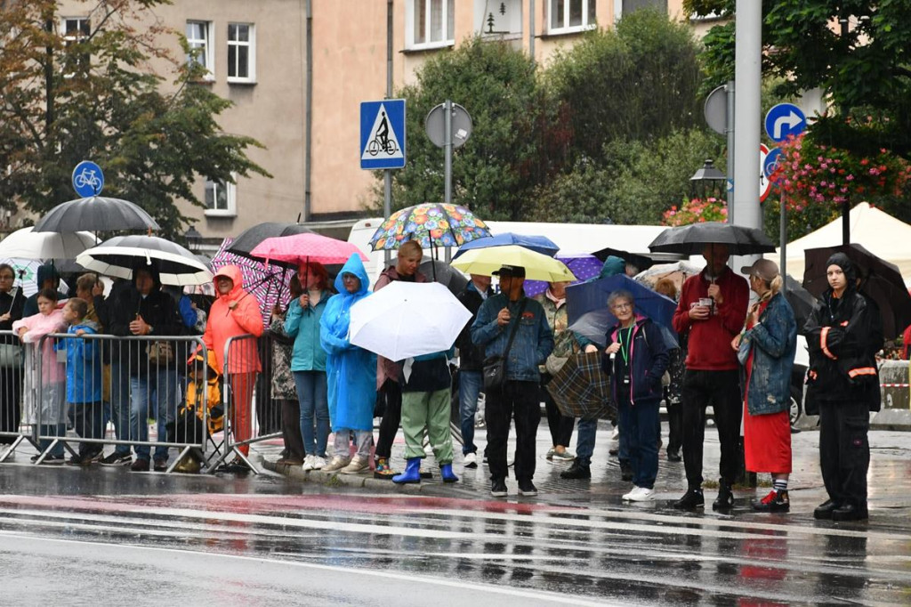 Z parasolami, w kurtkach przeciwdeszczowych  [FOTO]
