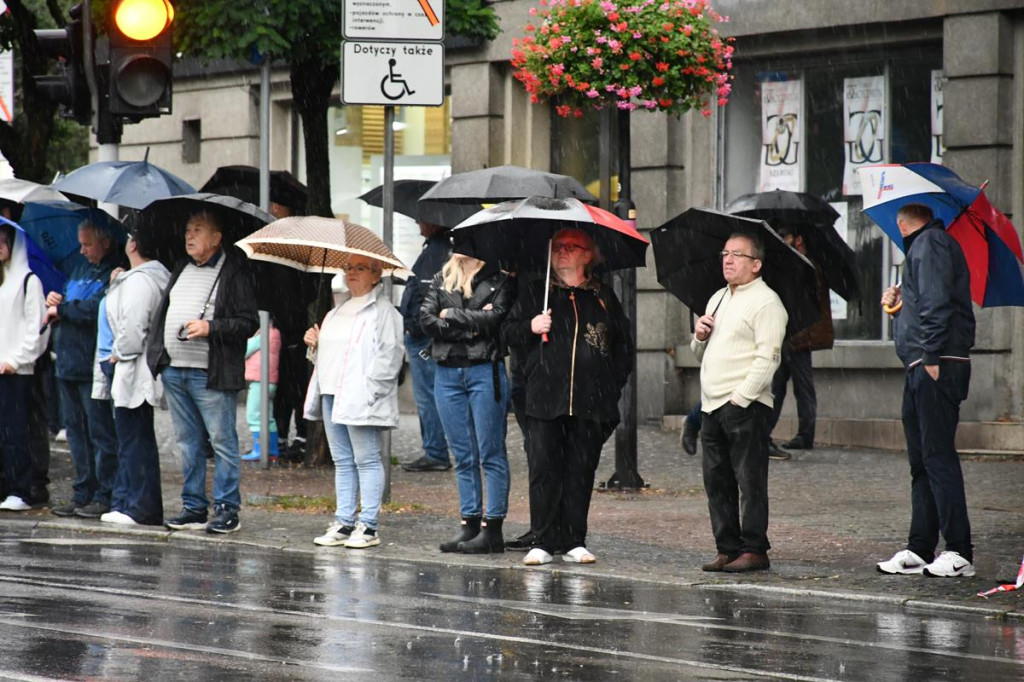 Z parasolami, w kurtkach przeciwdeszczowych  [FOTO]