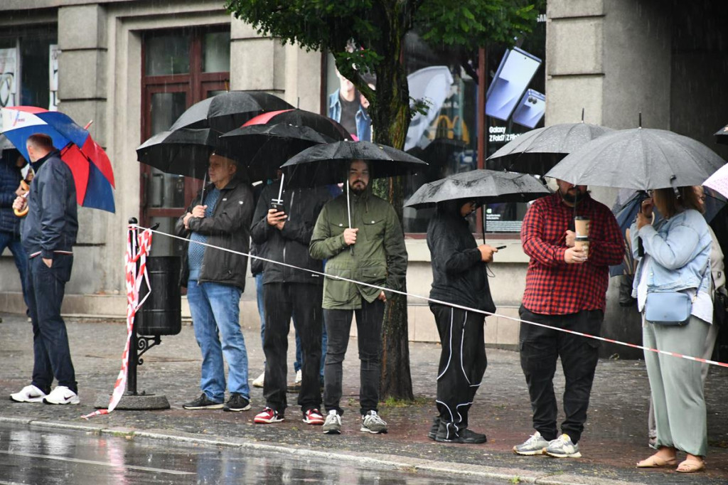 Z parasolami, w kurtkach przeciwdeszczowych  [FOTO]