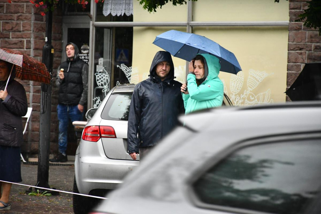 Z parasolami, w kurtkach przeciwdeszczowych  [FOTO]