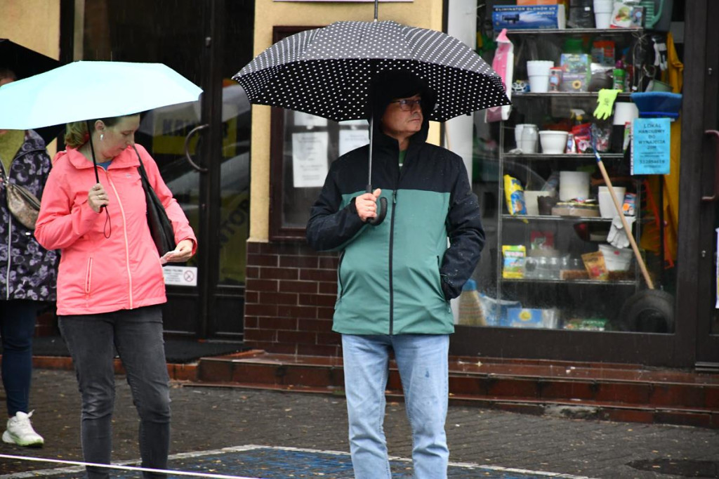 Z parasolami, w kurtkach przeciwdeszczowych  [FOTO]