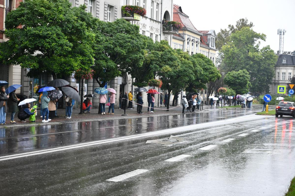 Z parasolami, w kurtkach przeciwdeszczowych  [FOTO]